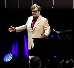 エルトン・ジョン、若き日の自分に言いたいこと「ドラッグは絶対にやるな」