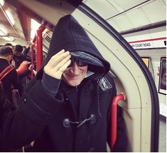 地下鉄で移動するロッド・スチュワート