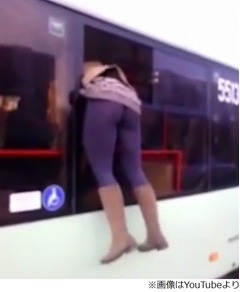 バス代払わず窓から脱出した女、「無賃乗車、汚い言葉、だらしない尻」。