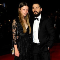 シャイア・ラブーフが破局か、恋人ではない&ldquo;謎の女性&rdquo;と手を繋ぐ姿。