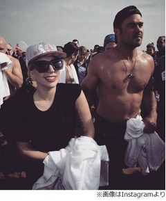 ガガが婚約者と湖へ飛び込む「毎年風邪をひくことが大好きなのよ」。