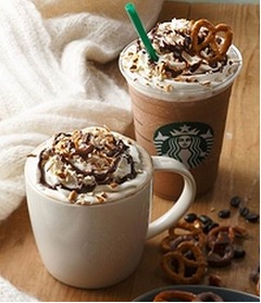 スタバが日本独自のカフェモカ、ほんのり塩味プレッツェルがポイント。