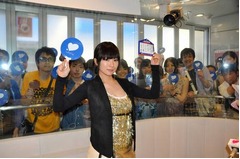 椎名林檎が金のミニワンピ姿、新曲「NIPPON」に込めた想いなど語る。