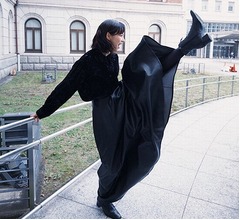 のん「どういうつもりの写真かは謎です」&ldquo;豪快キックショット&rdquo;に反響