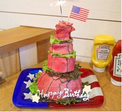 高さ約30cmの「肉ケーキマウンテン」