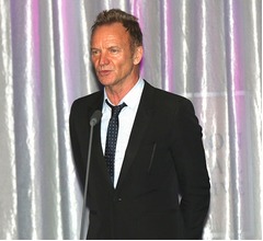 パリ89人死亡の劇場再開、初日はスティング登壇