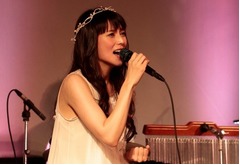 柴咲コウが&ldquo;うた&rdquo;届けた、築60年の趣ある映画館でスペシャルライブ。