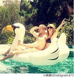 テイラー・スウィフトが新恋人と初のツーショット、Instagramで公開。