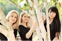 ブルガリア美女が日本童謡歌う、ペルニカ・トリオが美しくカバー。