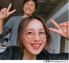 佐々木希のキュートなメガネ姿に「元気出た」