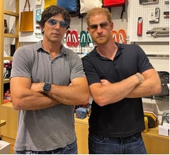 ヘンリー王子が東京で&ldquo;妻へのお土産&rdquo;ショッピング、写真撮影にも快く応じる