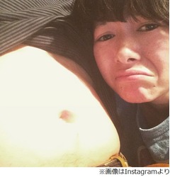 真木よう子が&ldquo;オモロイ顔&rdquo;に、弟のお腹のたるみ具合に「ヤバすぎ&hellip;」。