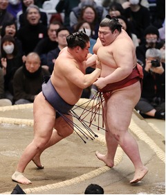 熱海富士を下す豊昇龍