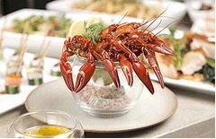 塩茹ザリガニが楽しめるフェア、スウェーデンの夏の風物詩を日本でも。