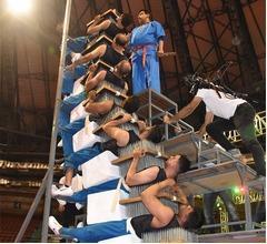 釘のベッドで&ldquo;サンドイッチ&rdquo;、世界記録更新