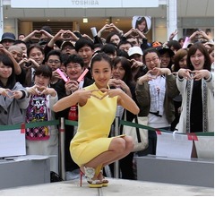 板野友美&ldquo;爽やかな&rdquo;新曲を初披露