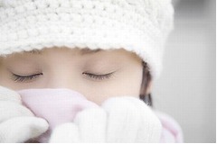 &ldquo;マフラーに顔半分&rdquo;は鉄板、「冬に女性が魅力的に見える仕草」1位に。