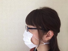 「耳に掛けないマスク」を開発、長時間かけても耳が痛くならない。