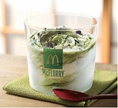 マックフルーリーに抹茶オレオ、サクサク感と滑らかさが楽しめる。