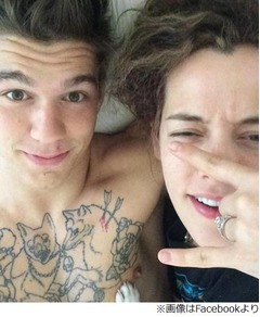 プレスリーの初孫娘が婚約発表、恋人のFacebookで婚約指輪写真公開。