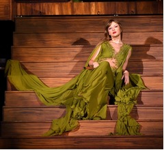 テイラー・スウィフトが観客に説教「ステージに物を投げないで」