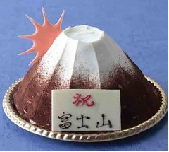 ご来光チョコ付き富士山ケーキ、雄大なシルエットをそのまま表現。