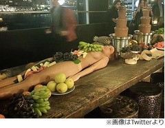 &ldquo;女体盛りパーティー&rdquo;で大炎上、「野蛮で下衆」「HENTAI」と店に非難。