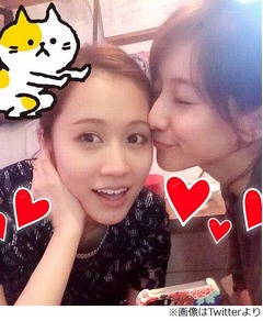 あっちゃんにみな実がチュッ、「実は実はとっても仲良し」ツーショット。