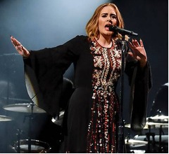 アデルがクリスマスに挙式か