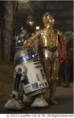 新作でC-3POは&ldquo;赤い左腕&rdquo;に、期待高まるR2-D2とのコンビ写真解禁。