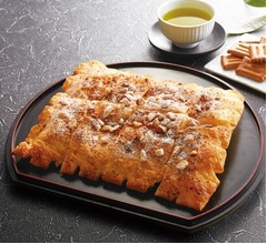 ロングセラー菓子とコラボ「しるこサンドピザ」