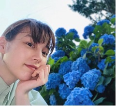 のん、満開の紫陽花と&ldquo;微笑みショット&rdquo;に「似合う」「美しい」