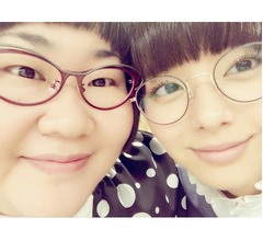 安藤なつ＆新川優愛の&ldquo;どアップ眼鏡2ショット&rdquo;