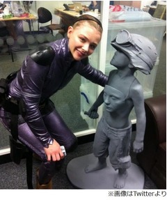 カンバーバッチが「キック・アス」登場の少年兵士彫像レプリカを購入。