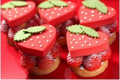 キュートな&ldquo;ハート&rdquo;苺タルト、パティシエの遊び心あふれるデザイン。