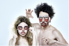 反響大で「進撃」パック商品化、&ldquo;超大型巨人&rdquo;と&ldquo;女型の巨人&rdquo;再現。