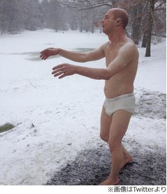 雪上に佇む&ldquo;パンツ一丁の男&rdquo;、不気味すぎる芸術作品に批判殺到。