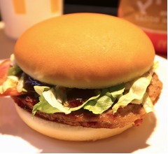 5年ぶり復活、新旧「マックポーク」食べ比べ