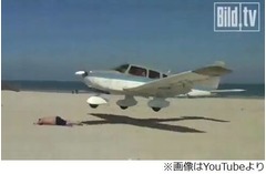小型機接近で海岸の男性あわや、慌てて砂浜に寝そべり間一髪セーフ。
