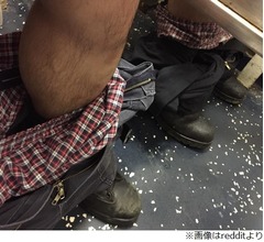 トイレの隣の人、同じパンツだ&hellip;