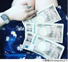 森下悠里、ダービー大当たりで札束披露