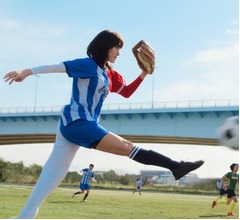 綾瀬はるか、&ldquo;野球とサッカー半々のユニフォーム&rdquo;着こなし「面白かった」