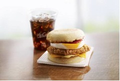 朝マックに新マフィンメニュー、レギュラーの「チキンエッグマフィン」。