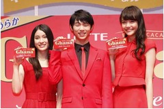 羽生選手が女優に挟まれ照れ笑い、ロッテ「ガーナ」新CM発表会詳報。