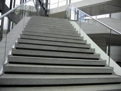 &ldquo;階段恐怖症&rdquo;に悩んだ38年間、息子と城巡りするために治療を開始。