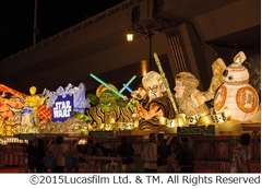 スター・ウォーズねぶたに熱狂、ベール脱いだ4台に会場大盛り上がり。