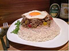 富士山のようなメガ盛りガパオ、ダイバーシティでメガ盛りメニュー企画。