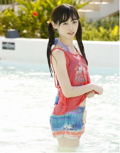 まいんちゃん写真集は水着も、高校生になった大人っぽいグラビア。