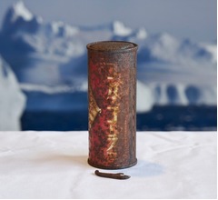 南極で56年間眠っていたコーラとガム、日本に帰還