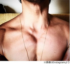 赤西仁の筋肉美に山田孝之「キツく抱いてよ」